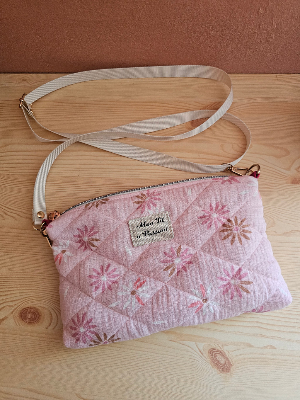 Pochette bandoulière pour appareil TENS / dispositif médical – sac discret fait main France – Mon Fil à Passion