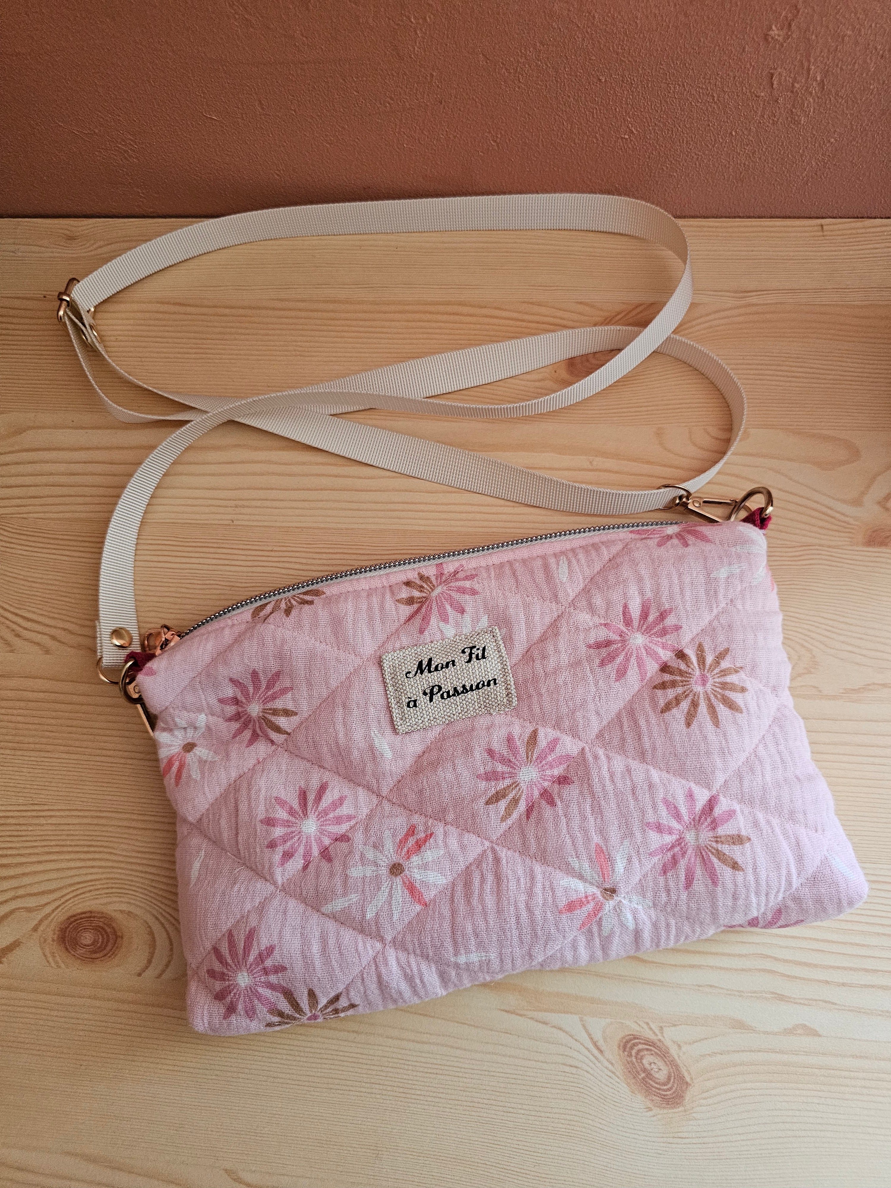 Pochette bandoulière pour appareil TENS / dispositif médical – sac discret fait main France – Mon Fil à Passion