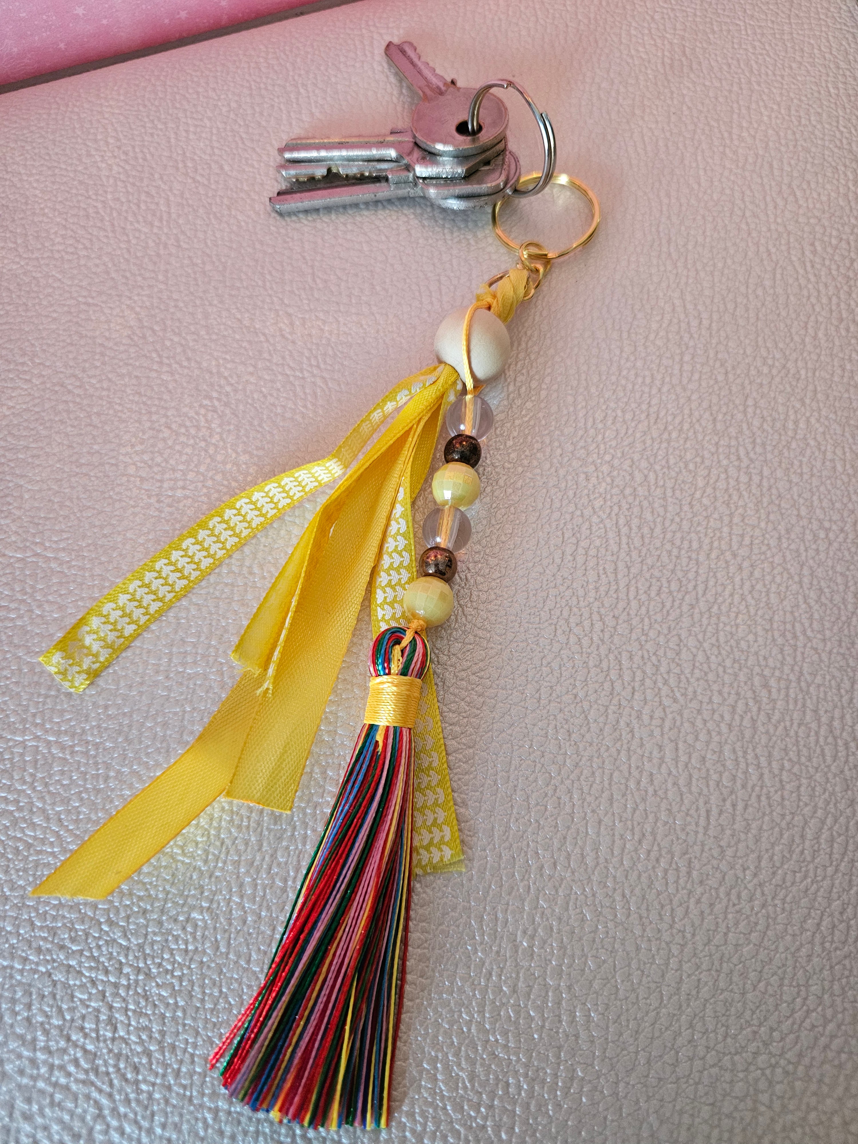 Porte-clé grigri en perles & ruban — bijou de sac fait main | Mon Fil à Passion
