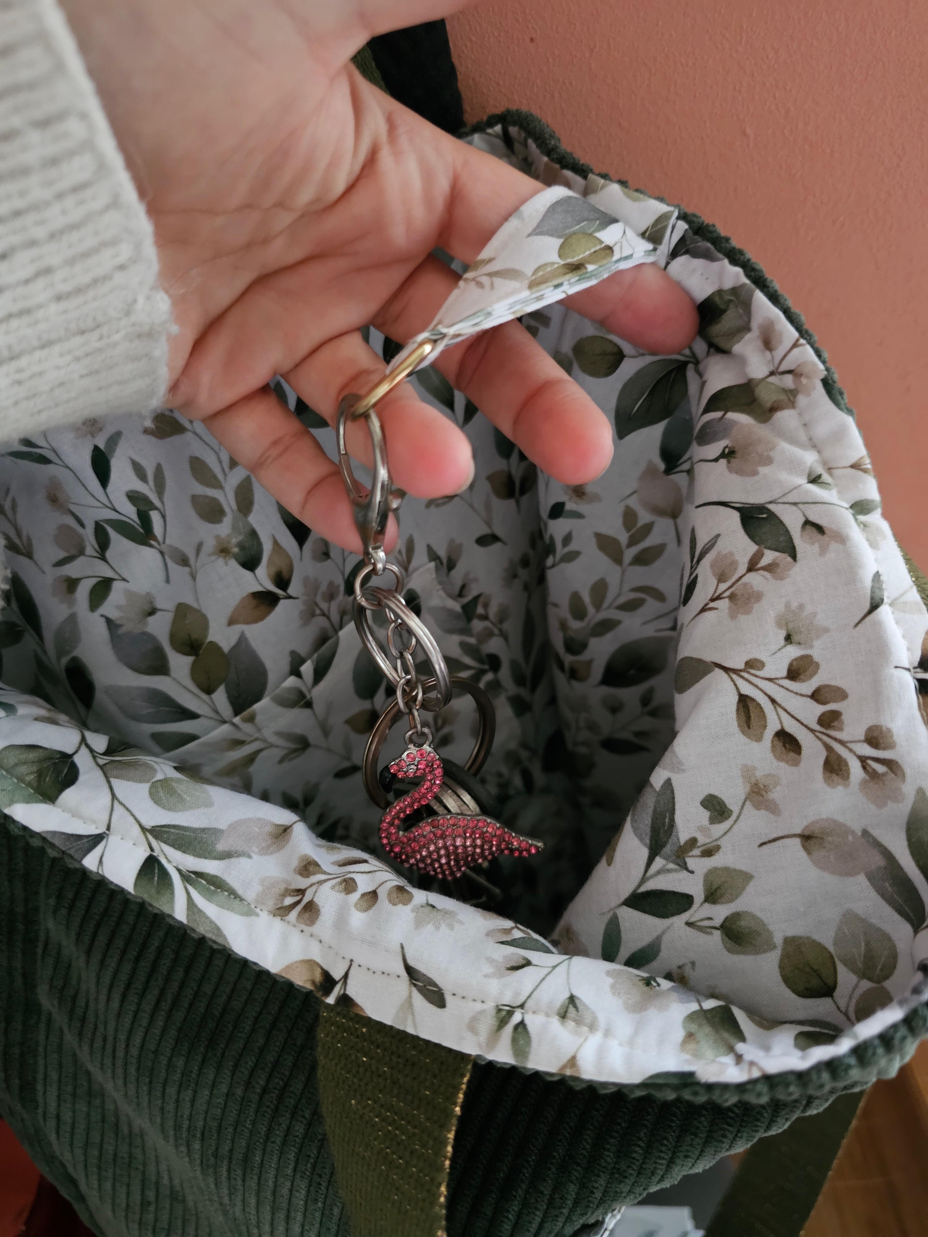 Intérieure du tote bag en velours  kaki et coton imprimé Oeko-Tex feuillages. Montre une astuce pratique pour le quotidien des femmes actives : une anse avec anneau pour y accrocher les clés. Tote bag de grande taille finitions soignées fabrication artisanale française Mon Fil à Passion 