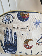 Sac bandoulière avec poche intérieure zippée compact et léger. Sangle réglable et amovible.