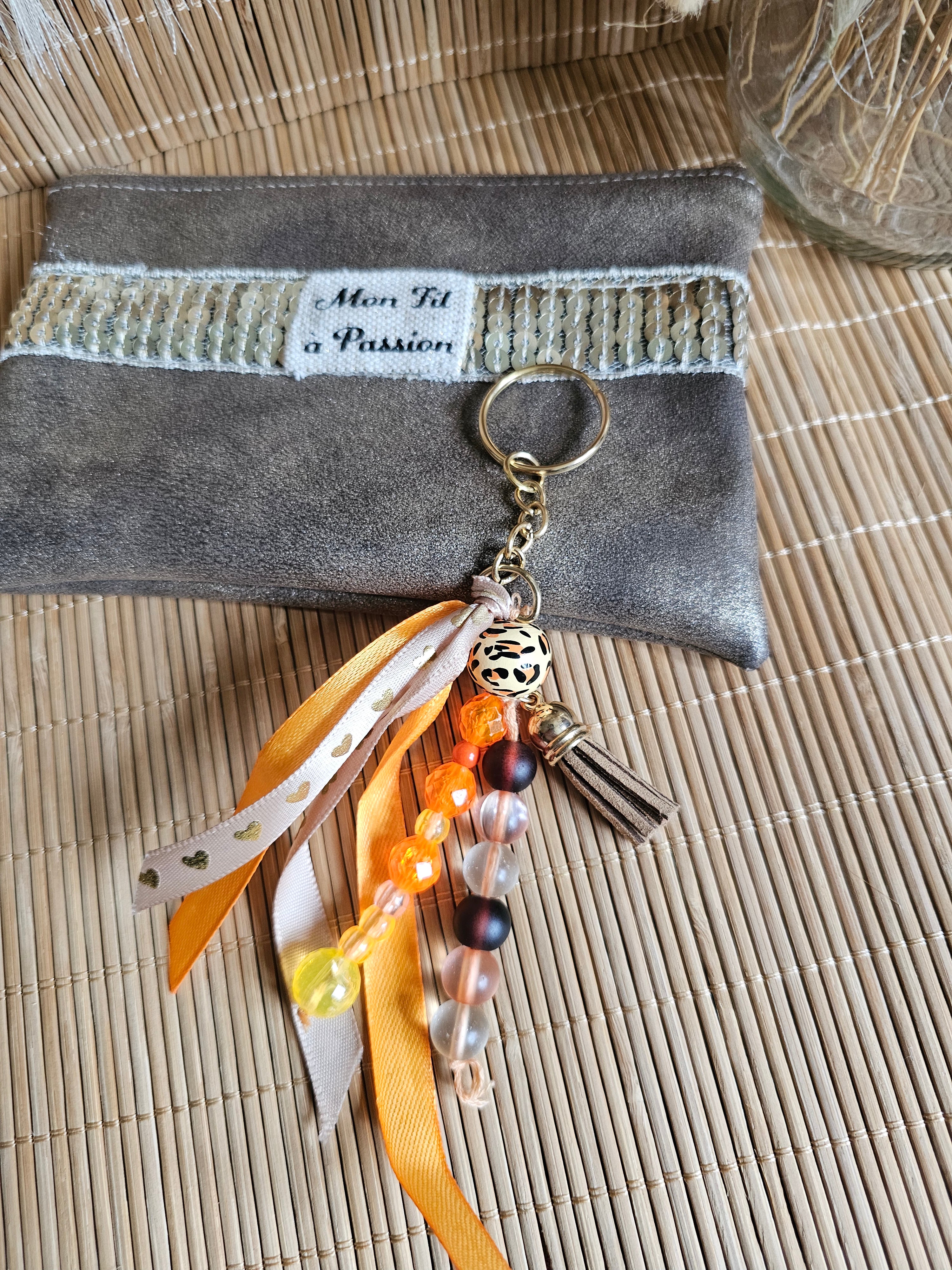 Porte-clé grigri artisanal : Bijou de sac avec perles et rubans - création fait Main et pièce unique
