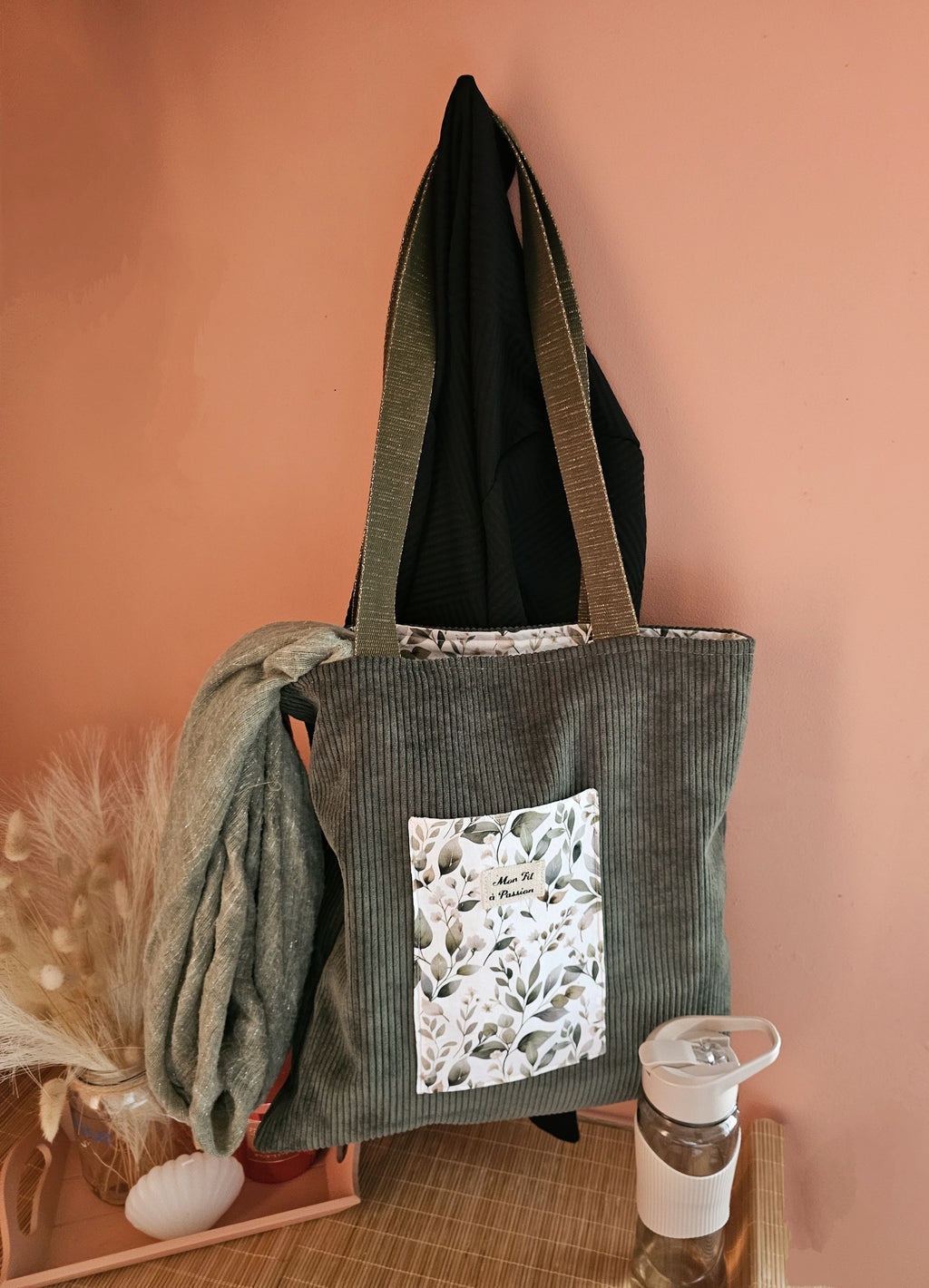 Tote bag velours cotelé kaki et coton feuille. Accroché à un porte manteau avec une veste et un foulard. Fait main grande capacité de rangement 