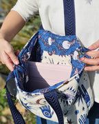 Vue intérieure d'un sac cabas avec doublure coton motifs mystique,  papillondenuit et pleinelune, poche plaquée et mousqueton porte-clés.