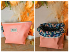 Pochette 2-en-1 en simili-cuir corail et intérieur coton bleu canard et ginkgo multicolores se transformant en panière de rangement. Accessoire artisanal Mon Fil à Passion idéal pour le bureau, le voyage ou comme trousse de toilette.