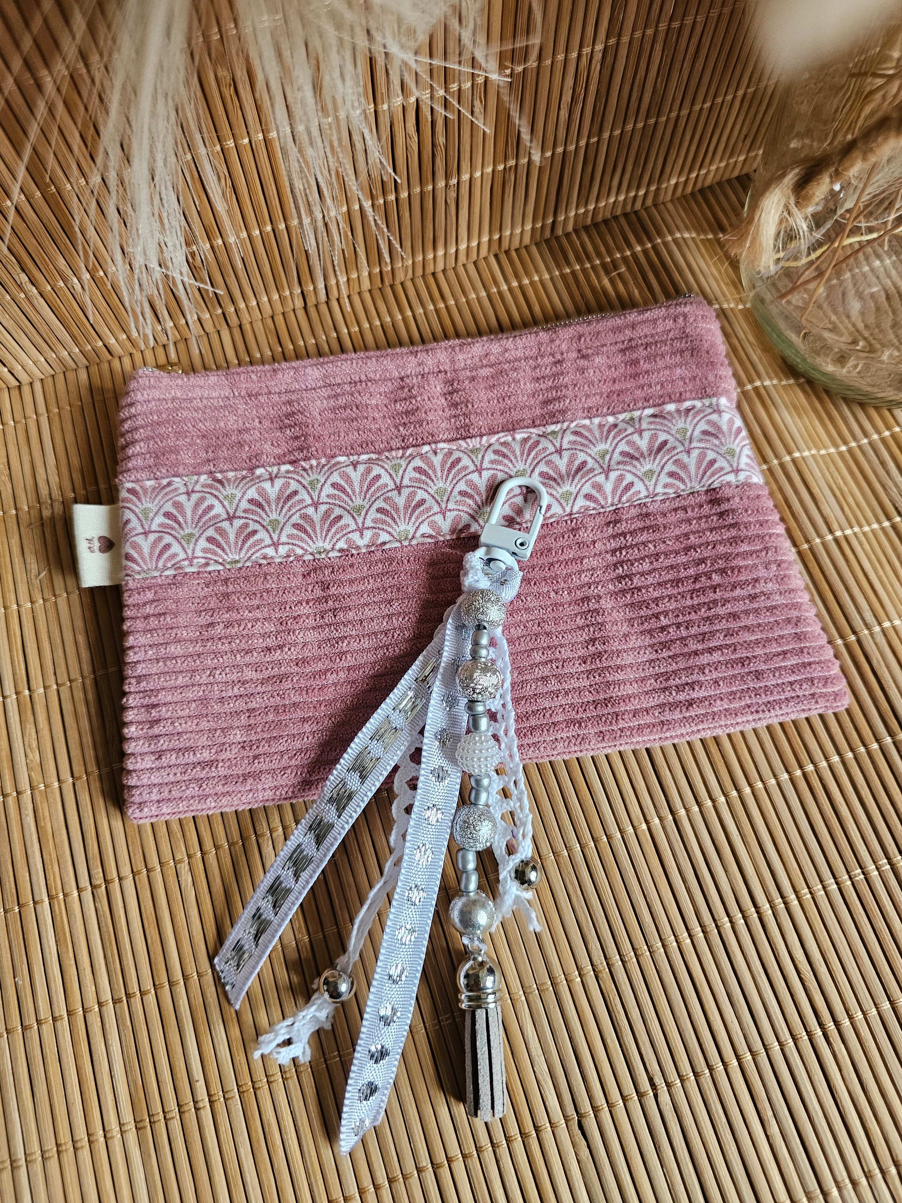Porte-clé grigri artisanal : Bijou de sac avec perles et rubans - création fait Main et pièce unique