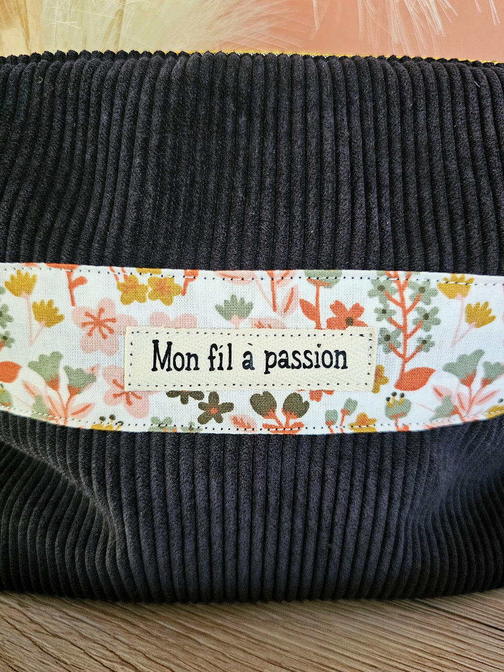 Sac bandoulière avec poche intérieure zippée compact et léger. Sangle réglable et amovible.
