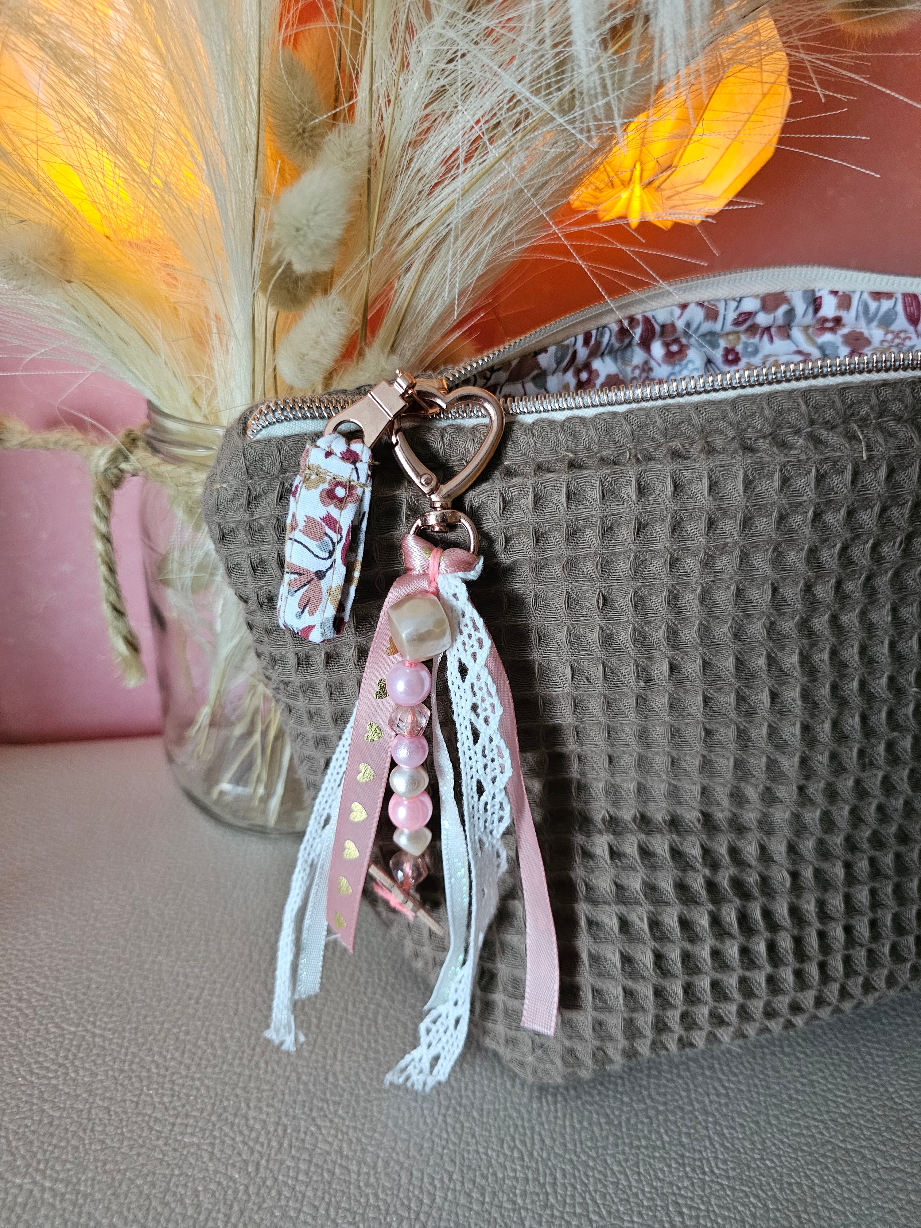 Porte-clé grigri en perles & ruban — bijou de sac fait main | Mon Fil à Passion