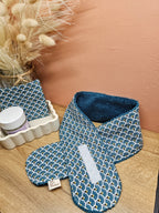 Bandeau de soin du visage en éponge de bambou vert émeraude et coton oeko tex aux motifs éventails japonais vert. Le bandeau se fixe à l'aide d'un scratch/velcro. Accessoire pour routine beauté fait main
