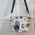 Sac bandoulière avec poche intérieure zippée compact et léger. Sangle réglable et amovible.