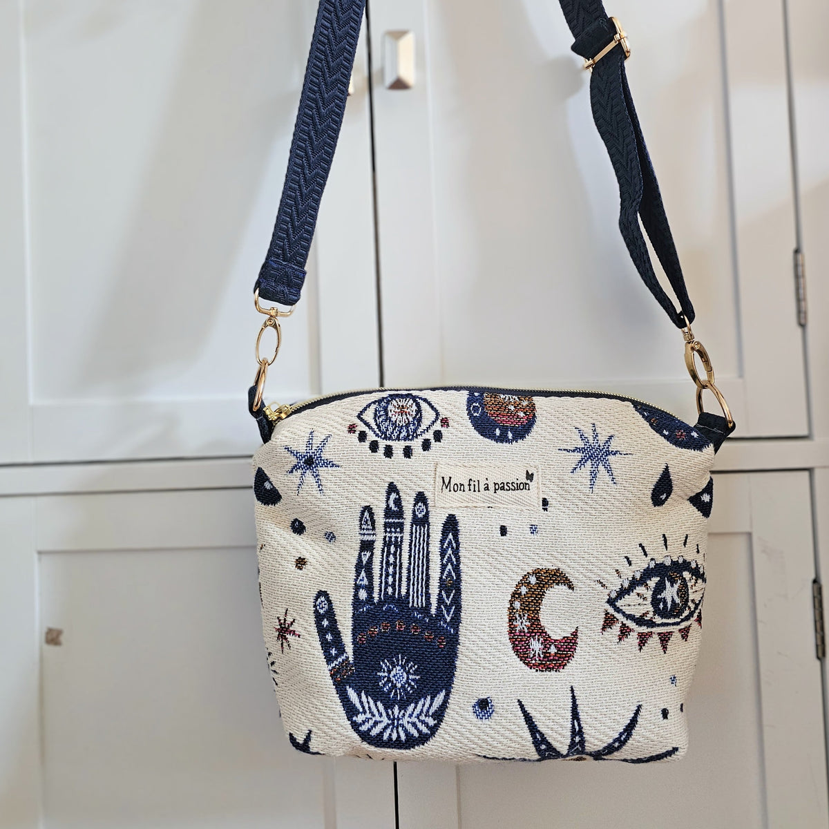 Sac bandoulière avec poche intérieure zippée compact et léger. Sangle réglable et amovible.