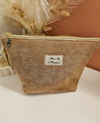 Pochette 2-en-1 en velours côtelé marron se transformant en panière de rangement. Accessoire artisanal Mon Fil à Passion idéal pour le bureau, le voyage ou comme trousse de toilette.