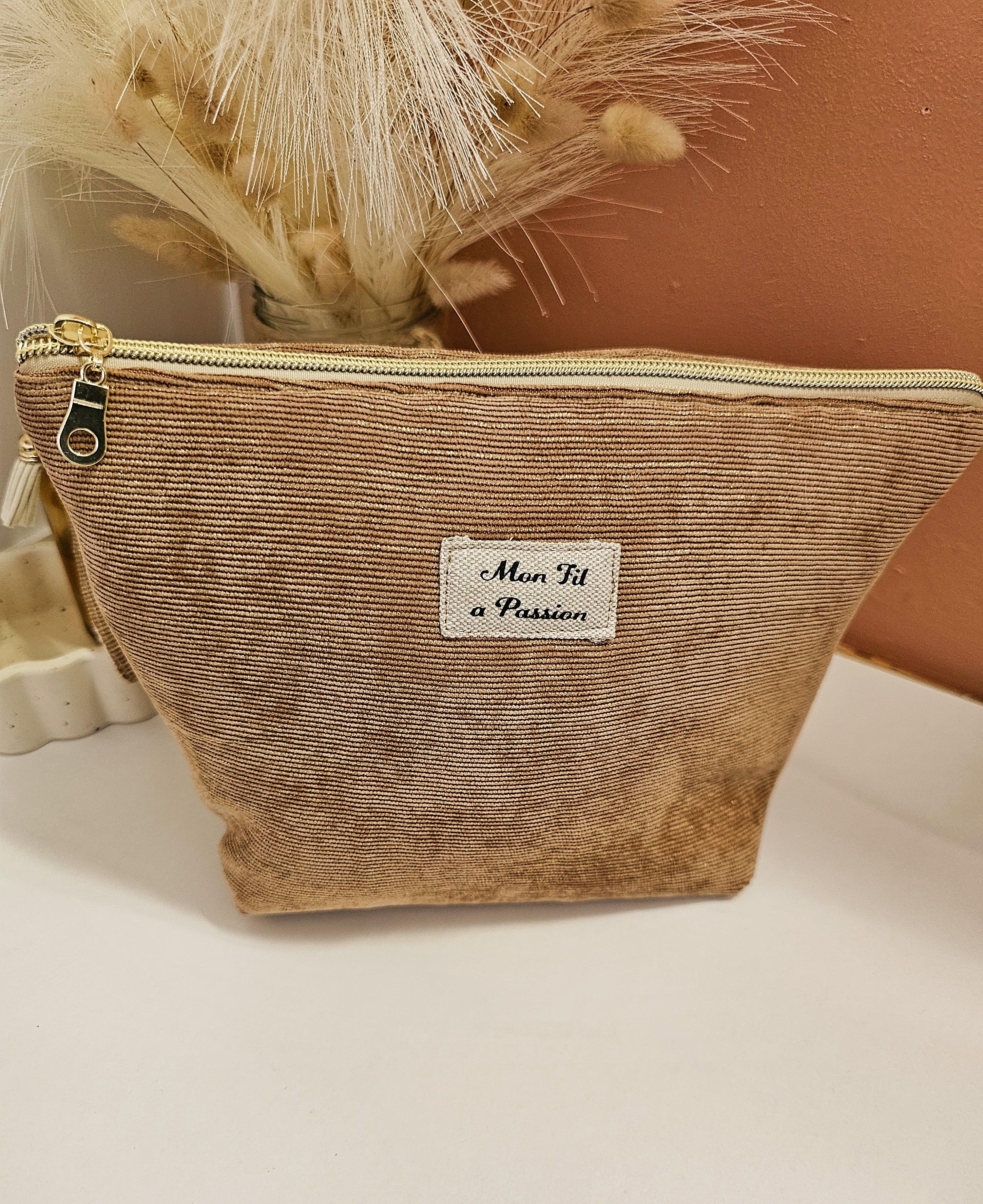 Pochette 2-en-1 en velours côtelé marron se transformant en panière de rangement. Accessoire artisanal Mon Fil à Passion idéal pour le bureau, le voyage ou comme trousse de toilette.