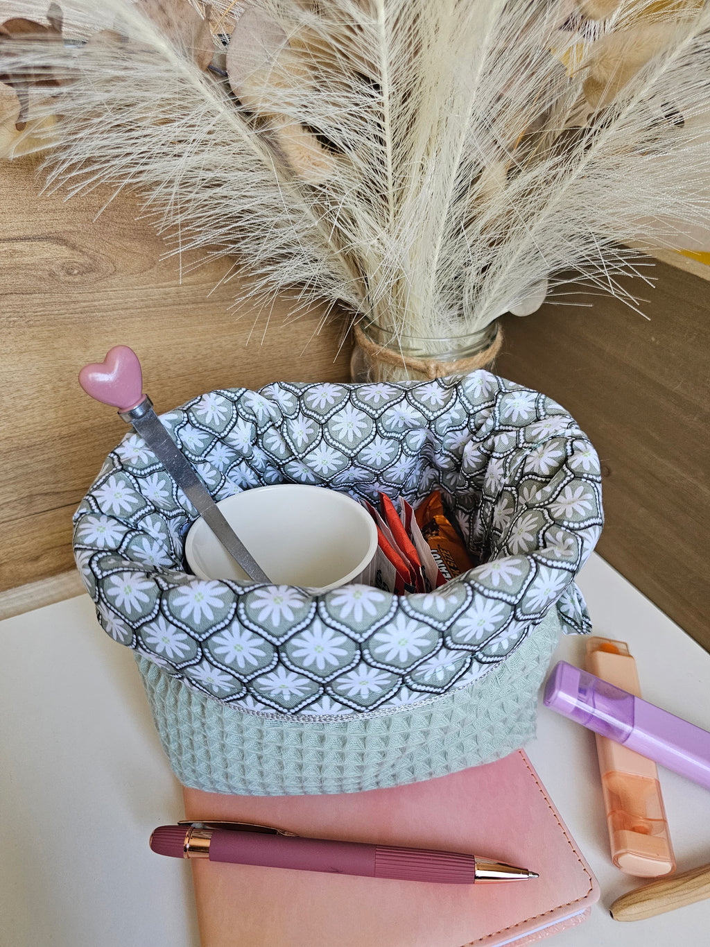 La pochette astucieuse (elle se transforme en panière)