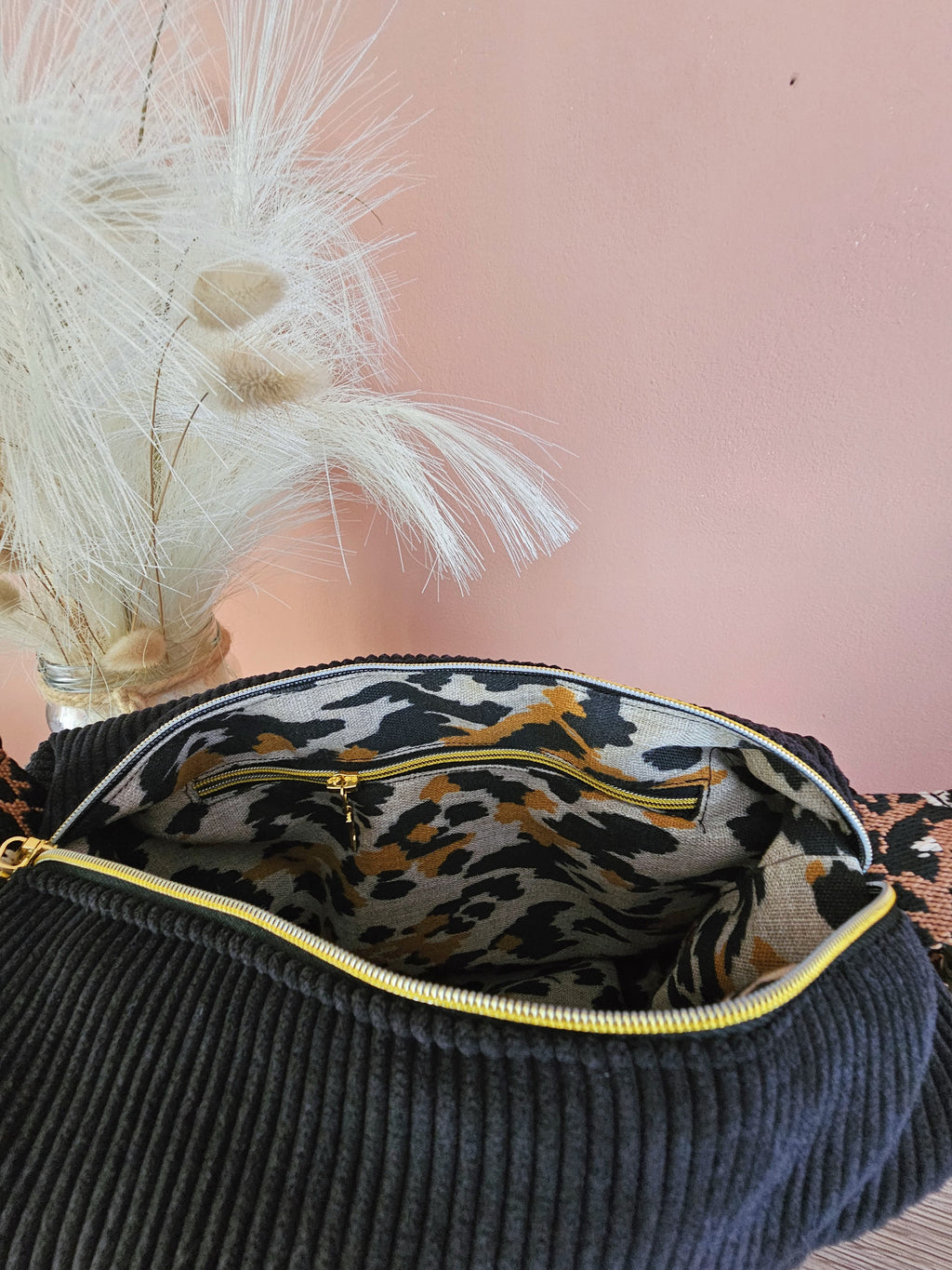 Sac bandoulière avec poche intérieure zippée compact et léger. Sangle réglable et amovible.