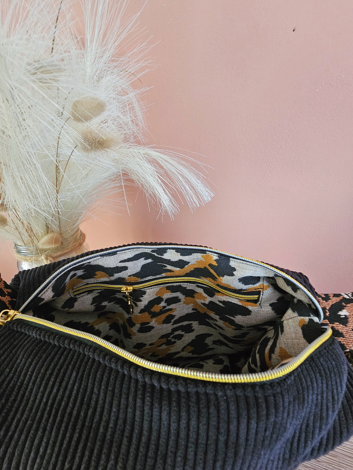 Sac bandoulière avec poche intérieure zippée compact et léger. Sangle réglable et amovible.