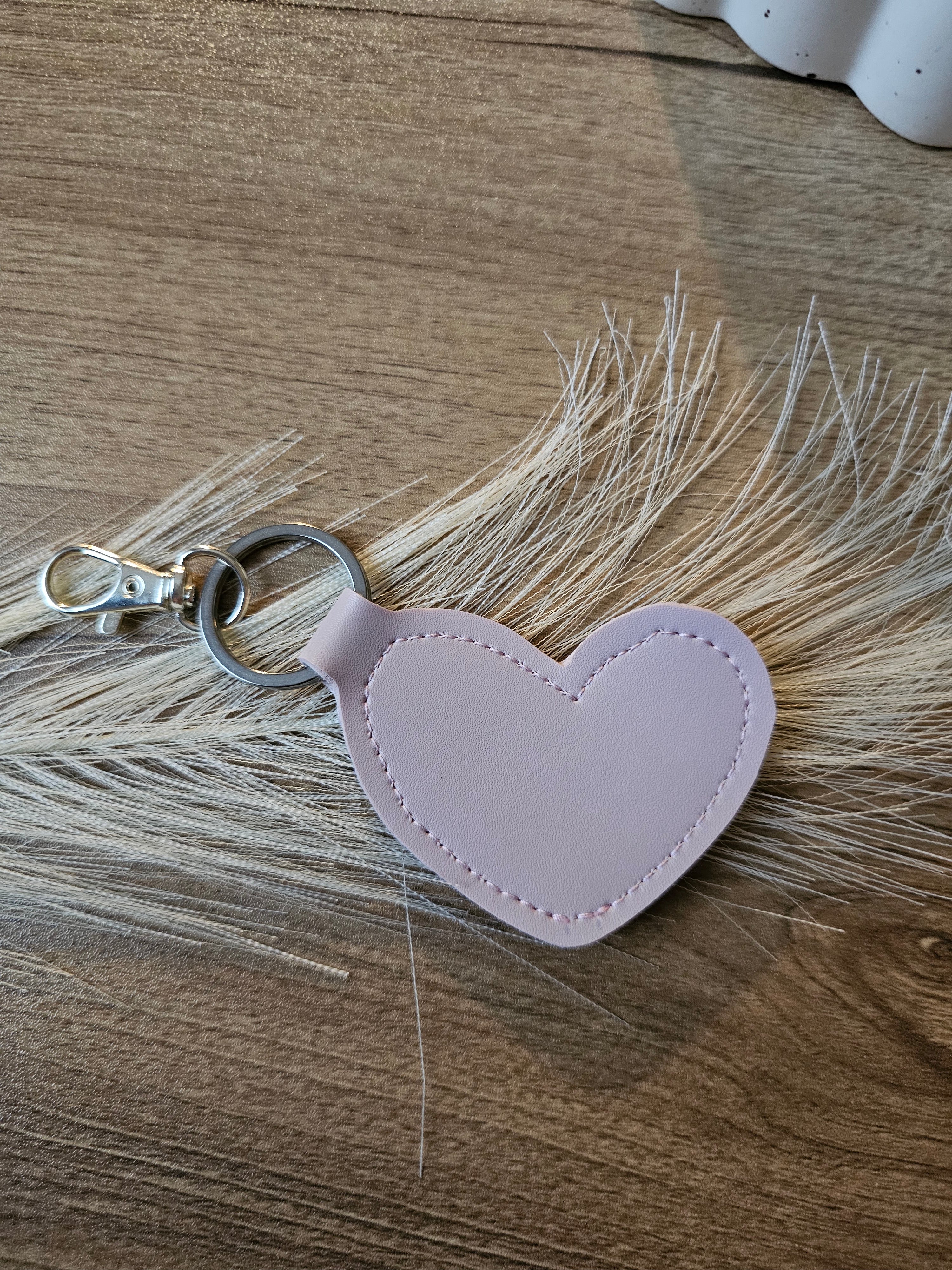 Porte-clé cœur en simili cuir – Fait main & personnalisable (prénom ou mot)
