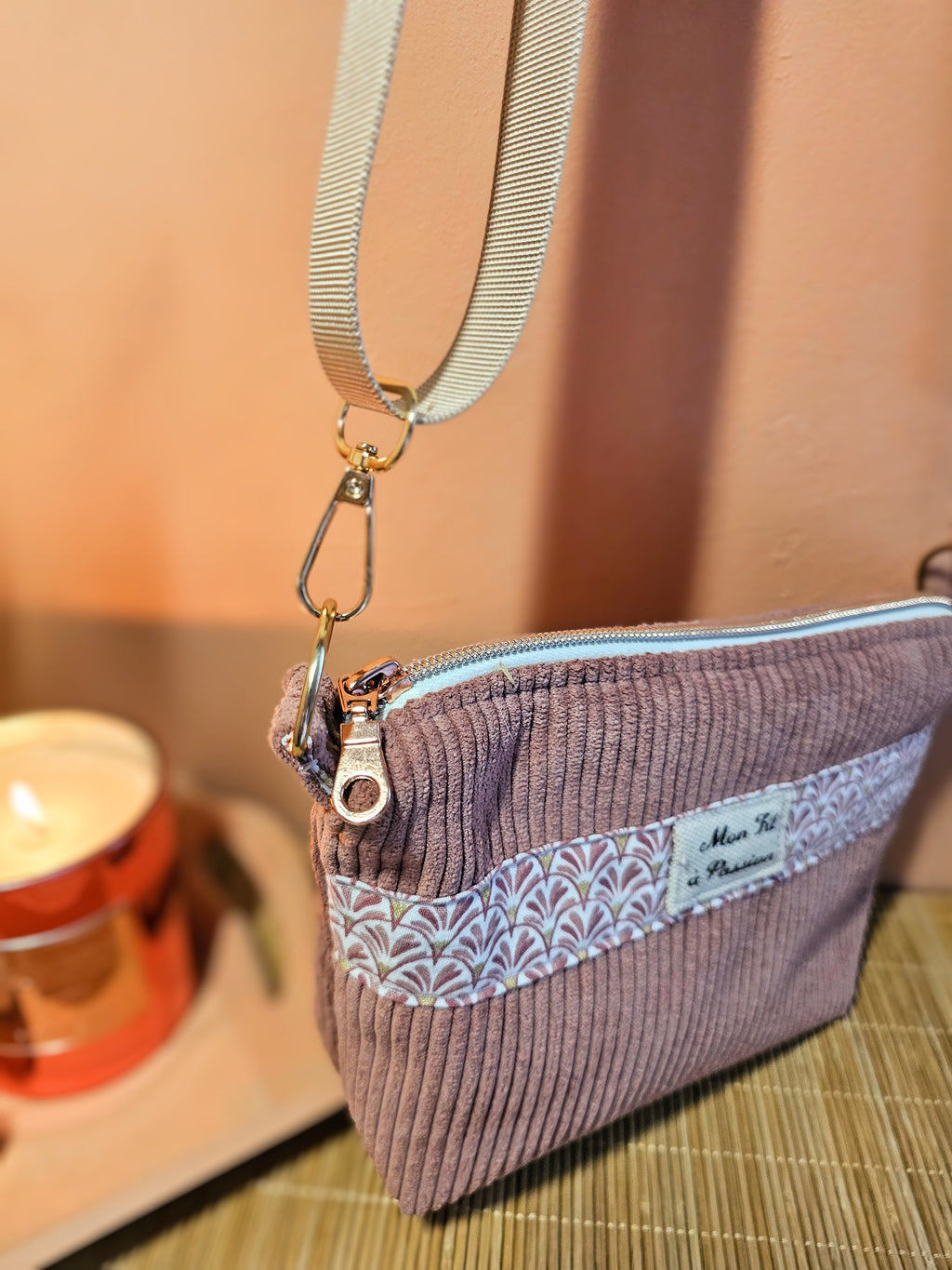 Pochette 2-en-1 transformée en petit sac posé sur un bureau et montre en détail la fermeture éclair création artisanale unique française possible de l'associer avec le porte monnaie Mon fil à passion 