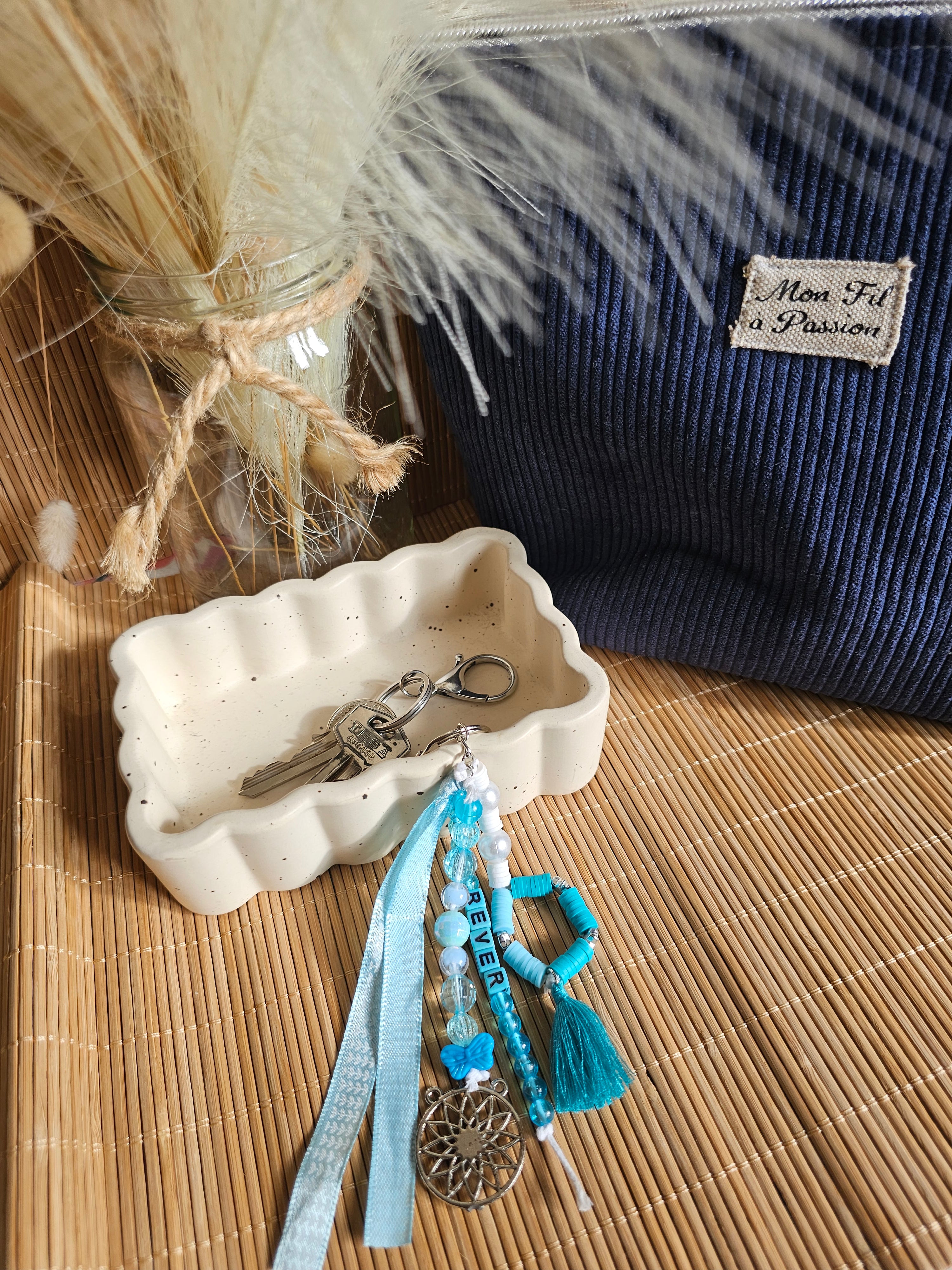 Porte-clé grigri artisanal : Bijou de sac avec perles et rubans - création fait Main et pièce unique