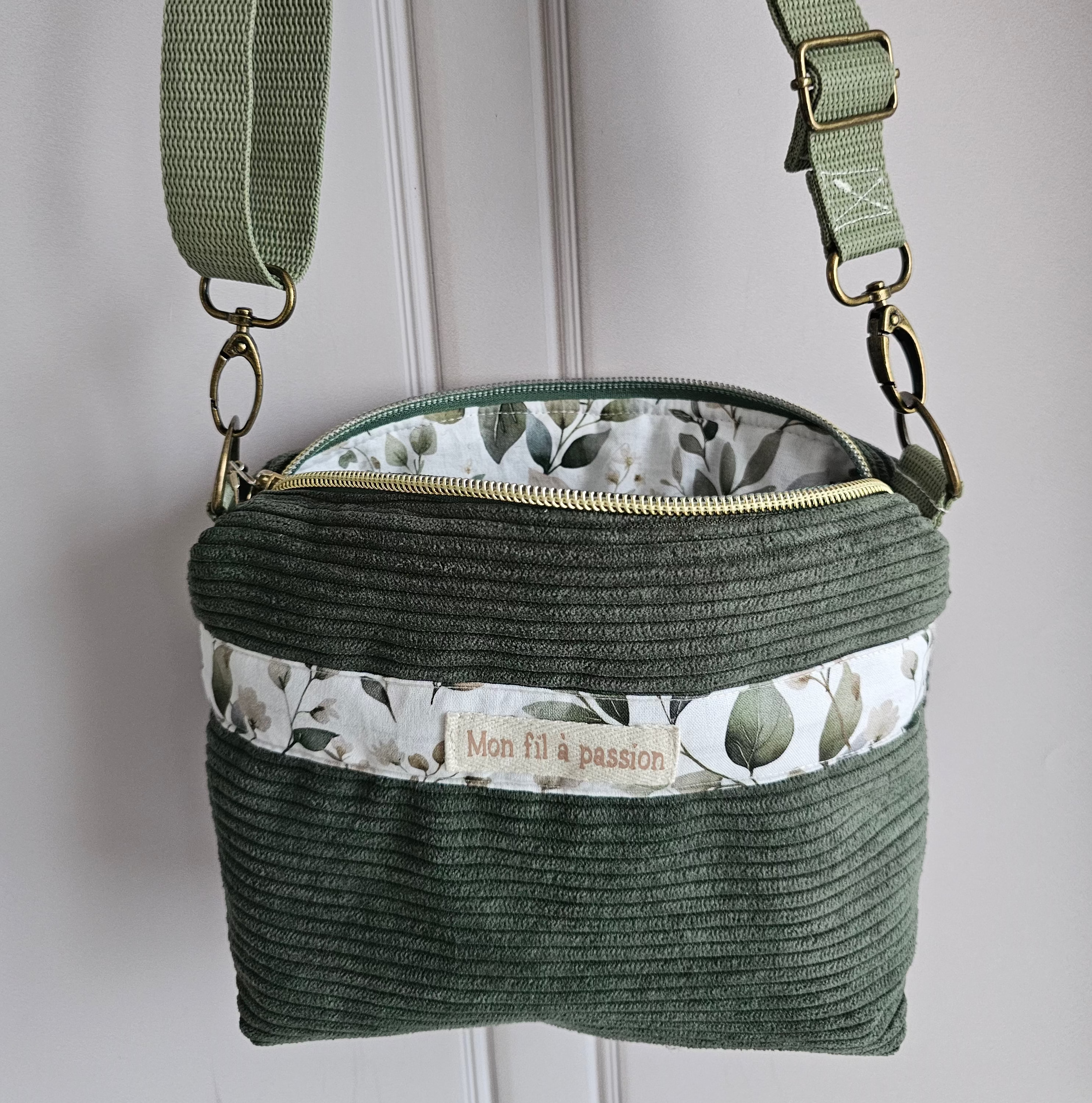  Sac bandoulière pour porter son TENS avec discrétion velours côtelé kaki et coton feuille 